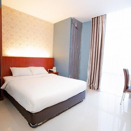 The Crew Hotel Medan Exterior photo