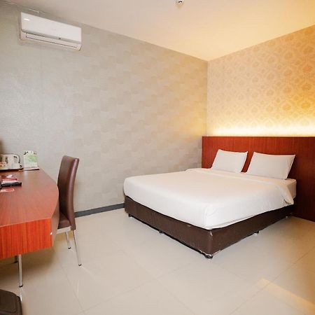 The Crew Hotel Medan Exterior photo